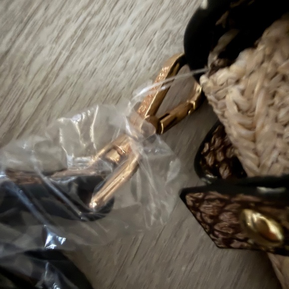 CARPISA Women’s Small Cream and faux Snake skin Purse/Crossbody - Picture 14 of 15